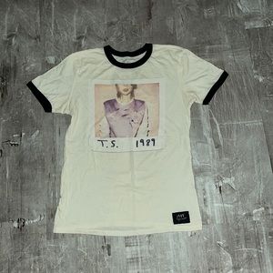 Taylor Swift:1989 world tour t shirt !